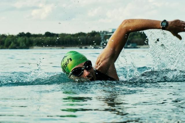 Professinal smimmer smimming in body of water | Photo by mali maeder
